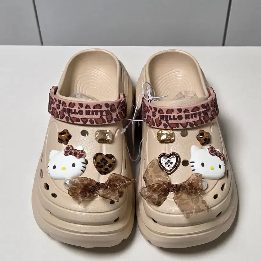 [BUNJANG] Hello Kitty Leopard Print Crocs / 키티 크록스 호피 갸루 레오파드