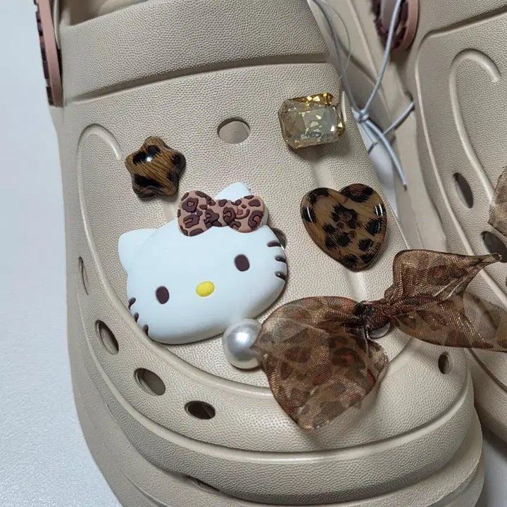 [BUNJANG] Hello Kitty Leopard Print Crocs / 키티 크록스 호피 갸루 레오파드