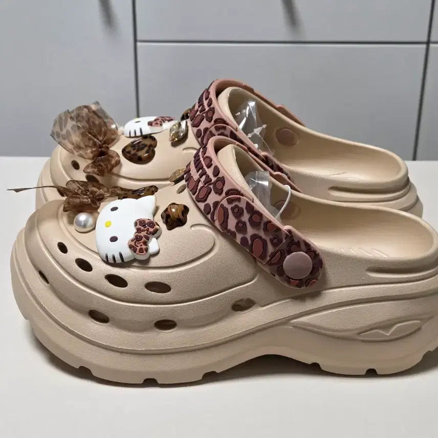 [BUNJANG] Hello Kitty Leopard Print Crocs / 키티 크록스 호피 갸루 레오파드