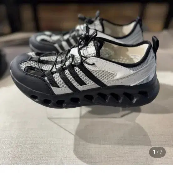 [BUNJANG] Shoopen Cool Drain Water Sneakers Black/White / 슈펜 쿨 드레인 워터 스니커즈 블랙/화이트 240