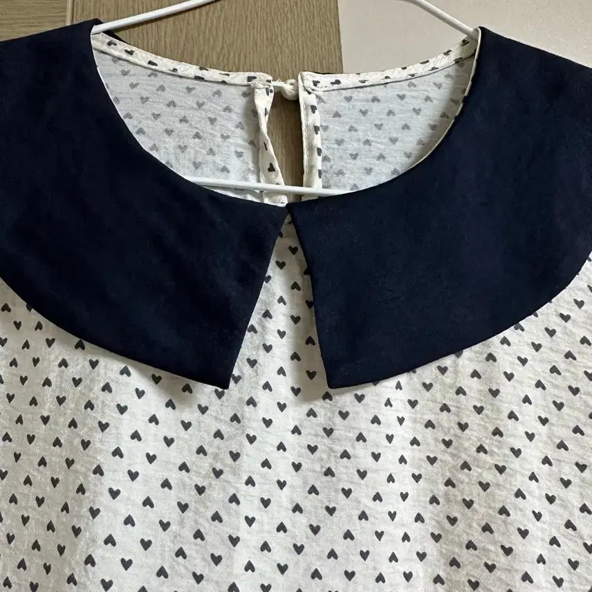 [BUNJANG] Navy Collar Heart Pattern Long Sleeve Blouse / 하트 패턴 블라우스 긴팔 카라넥