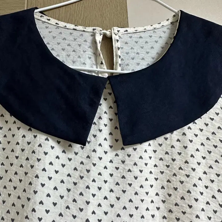 [BUNJANG] Navy Collar Heart Pattern Long Sleeve Blouse / 하트 패턴 블라우스 긴팔 카라넥