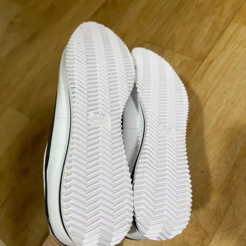 [SOLD OUT] 나이키 코르테즈 화이트 블랙 285