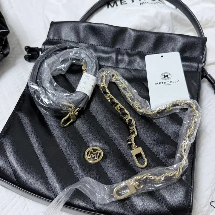 [BUNJANG] Metrociti Black Quilted Shoulder Bag with Chain Strap / 메트로시티 블랙 퀼팅 숄더백 + 체인 스트랩