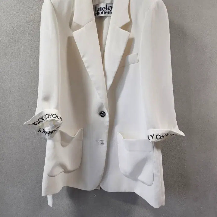 [SOLD OUT] 2021.럭키슈에뜨 )백슬릿 포인트 레터링 자켓