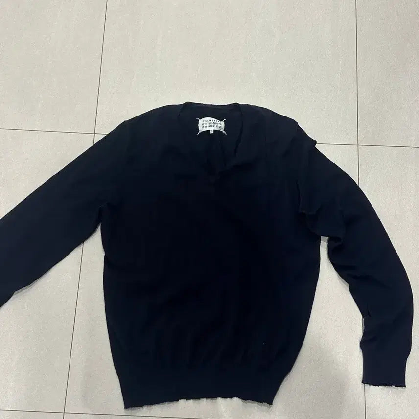 [BUNJANG] Maison Margiela Distressed V-Neck Knit Sweater / 마르지엘라 데미지 브이넥 니트