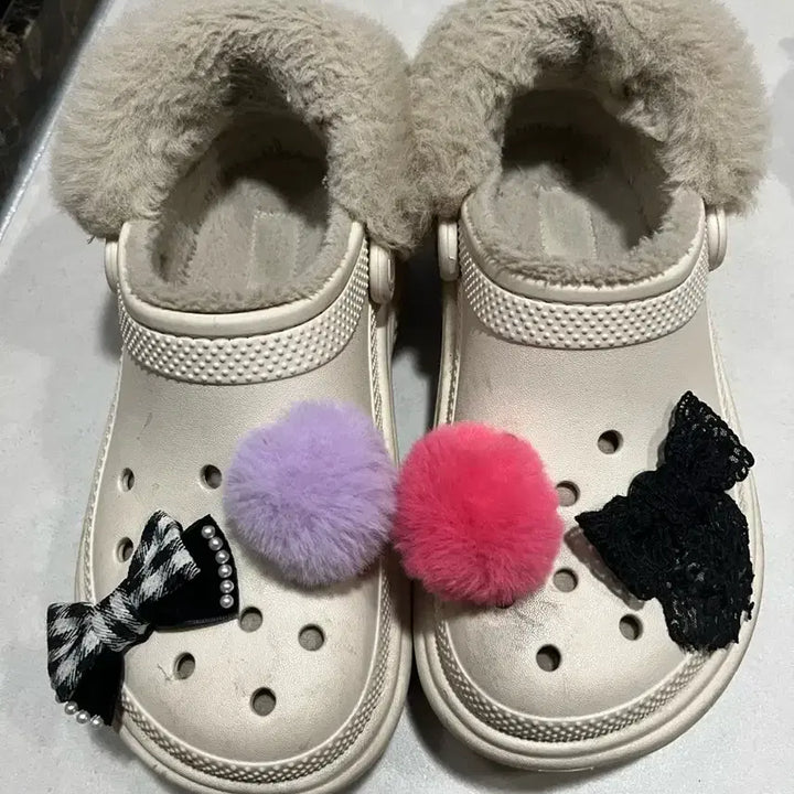 [BUNJANG] Crocs Fleece Platform Clogs with Charms (235 Size) / 기모 통굽 크록스 + 지비츠 235사이즈