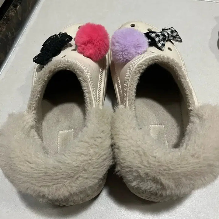 [BUNJANG] Crocs Fleece Platform Clogs with Charms (235 Size) / 기모 통굽 크록스 + 지비츠 235사이즈