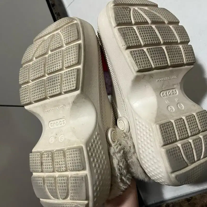 [BUNJANG] Crocs Fleece Platform Clogs with Charms (235 Size) / 기모 통굽 크록스 + 지비츠 235사이즈