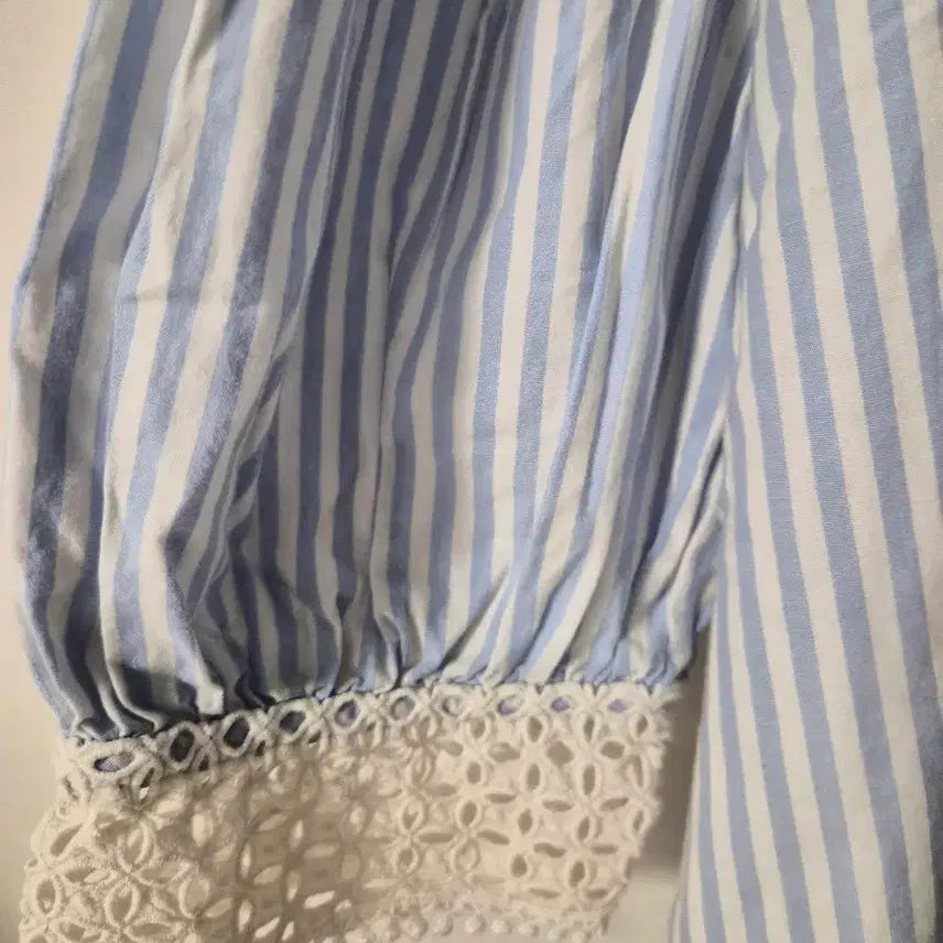 [BUNJANG] Blue Stripe Lace Collar Blouse / 화사한 블루 스트라이프 레이스 카라 블라우스