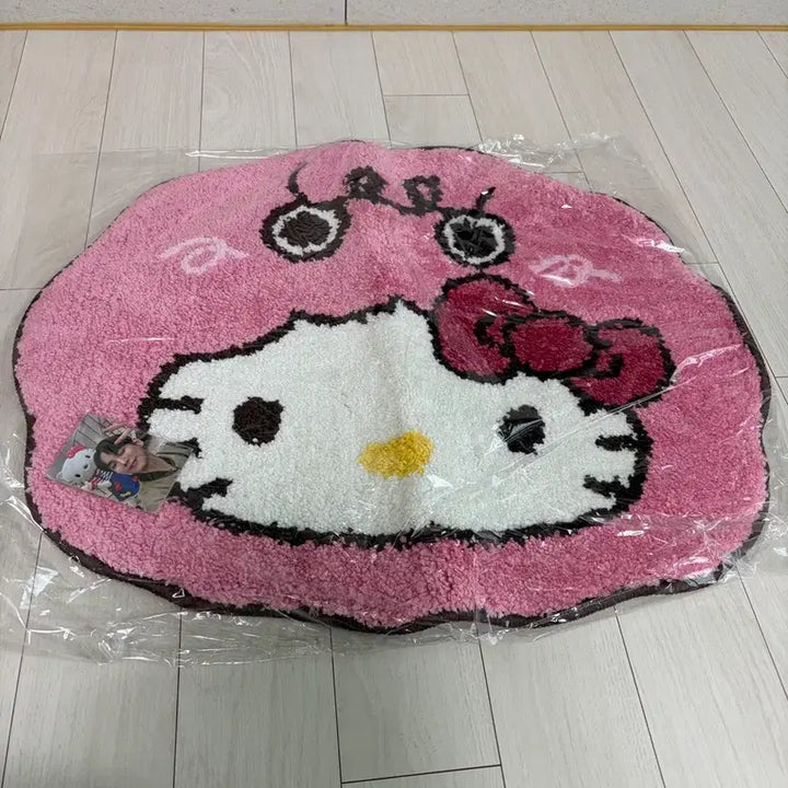 [BUNJANG] SHINee Key x Hello Kitty The Hyundai Seoul Pop-up Store Rug (Photocard Included) / 샤이니 키X헬로키티 더현대서울 팝업스토어 MD (포카포함)