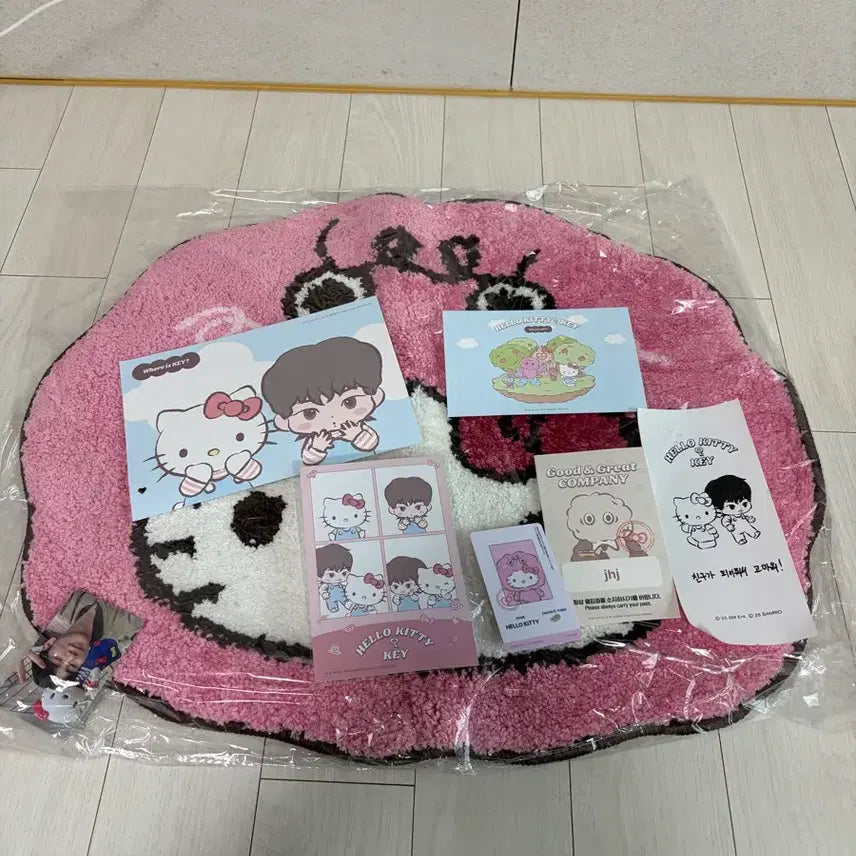 [BUNJANG] SHINee Key x Hello Kitty The Hyundai Seoul Pop-up Store Rug (Photocard Included) / 샤이니 키X헬로키티 더현대서울 팝업스토어 MD (포카포함)