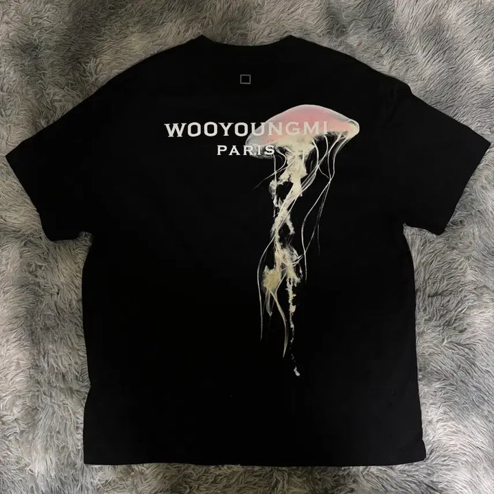 [BUNJANG] Woo Young Mi Luminous Jellyfish Back Logo Short Sleeve T-Shirt Black / S급 우영미 야광 젤리피쉬 (해파리) 백로고 반팔티