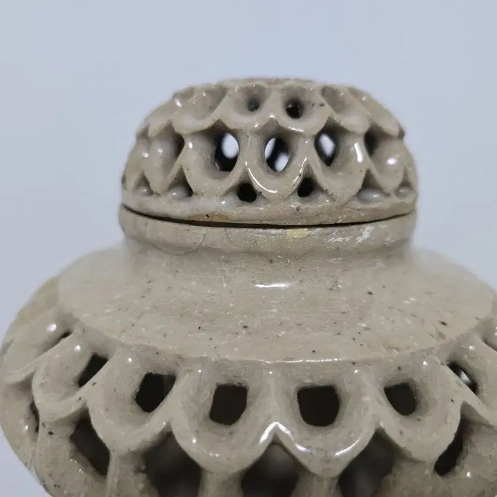 [BUNJANG] Antique White Porcelain Tripod Incense Burner with Reticulated Design / 골동품 백자 삼발 투각 향로