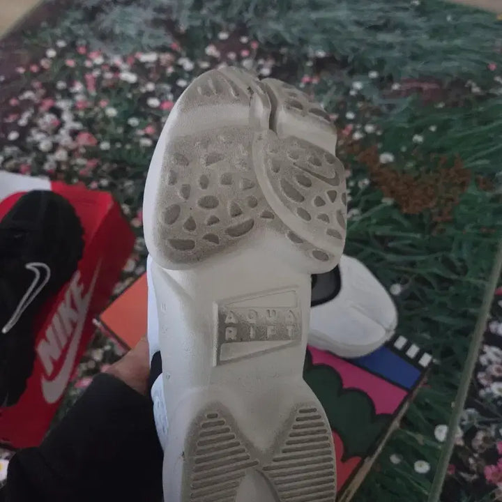 [BUNJANG] Nike Premium Aqua Rift Summit White Sneakers (220) / 나이키 프리미엄 아쿠아 리프트 써밋화이트