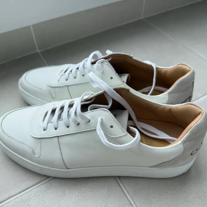 [BUNJANG] Vivienne Westwood White Sneakers Size 41 / 비비안웨스트우드 화이트 스니커즈 41사이즈