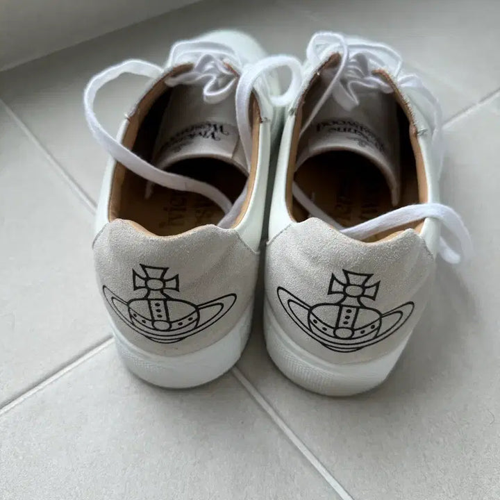 [BUNJANG] Vivienne Westwood White Sneakers Size 41 / 비비안웨스트우드 화이트 스니커즈 41사이즈