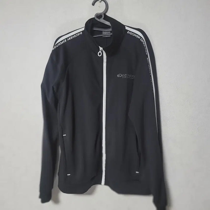 [BUNJANG] Discovery Expedition Black High-Neck Training Zip-Up Jacket / 디스커버리 익스페디션 브랜드의 블랙 색상 하이넥 트레이닝 집업 자켓