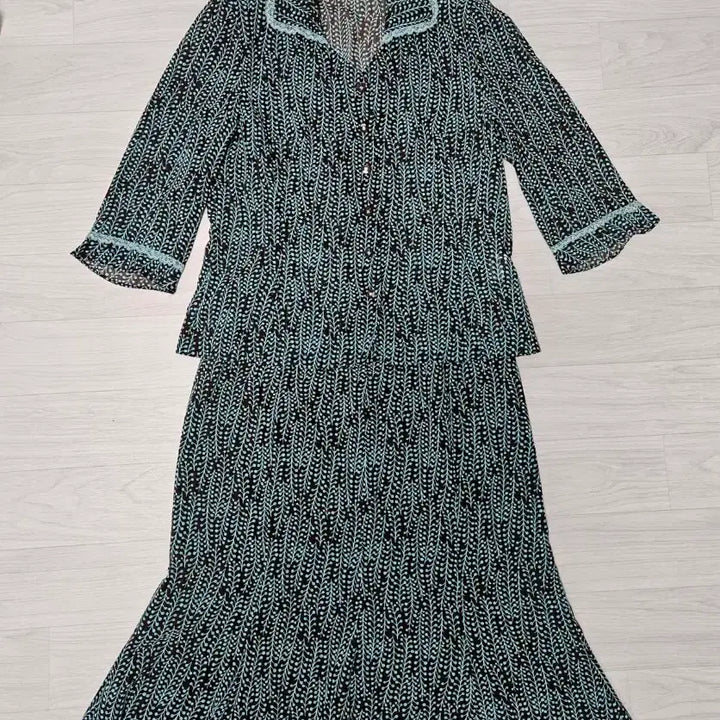 [BUNJANG] Bellissian Two-Piece Set Blouse and Skirt / (새상품) 벨리시앙 투피스 (91,78)