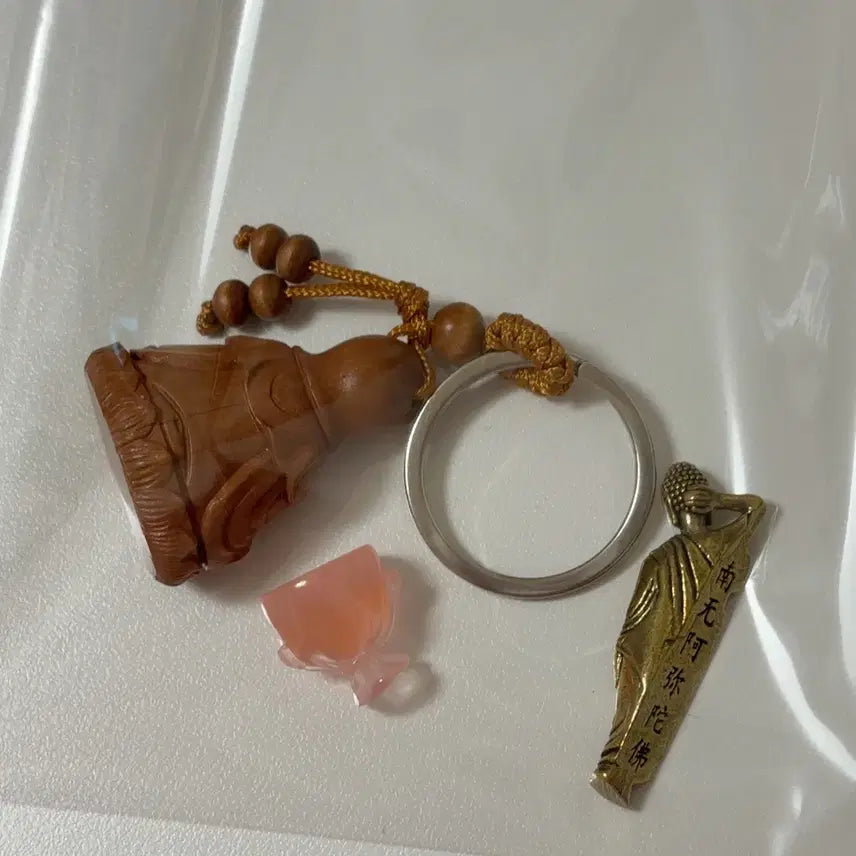 [BUNJANG] Buddhist Prayer Items Bundle: Quan Yin Keychain &amp; Sleeping Buddha Figurine / 불교 박람회 불상 부처님 키링 와불 일괄 불교 굿즈