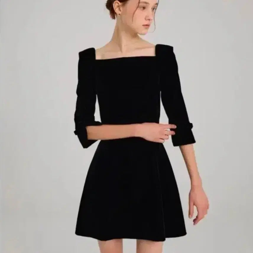 [BUNJANG] FLOUM Black Velvet Square Neck Mini Dress / 플로움 블랙 벨벳 스퀘어넥 미니 원피스