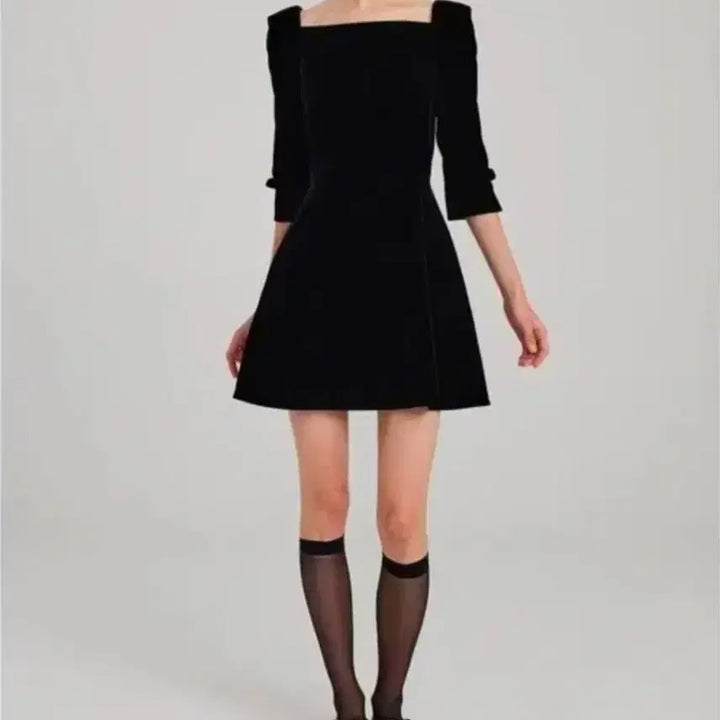[BUNJANG] FLOUM Black Velvet Square Neck Mini Dress / 플로움 블랙 벨벳 스퀘어넥 미니 원피스