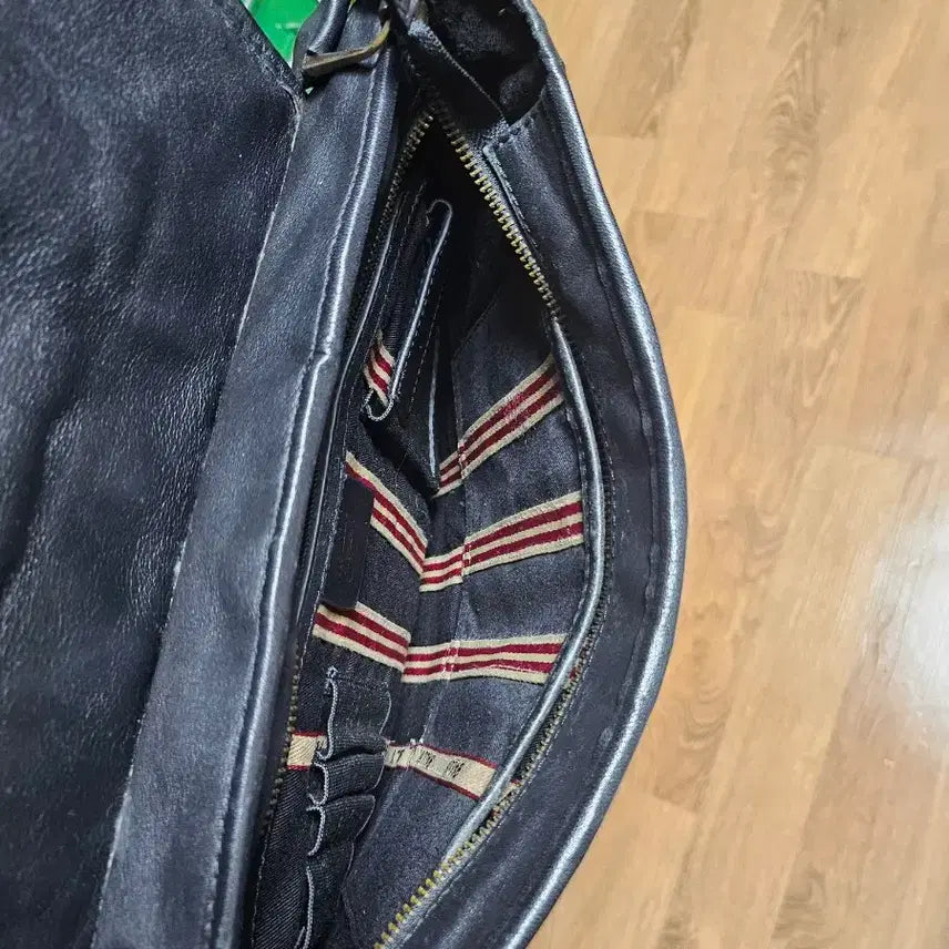 [BUNJANG] Bally Leather Crossbody Messenger Bag / BALLY 발리 가죽 크로스백 메신저백