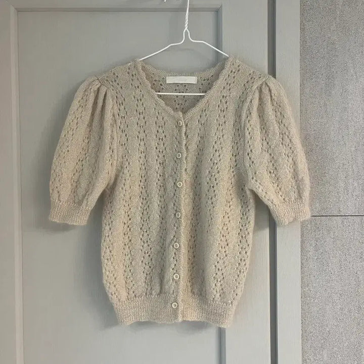 [BUNJANG] Melounge Mohair Blend Punching Puff Sleeve Short Cardigan Beige / 도매택 멜라운지 모헤어니트펀칭 퍼프버튼 반팔가디건 베이지 포스터프영띵미엘