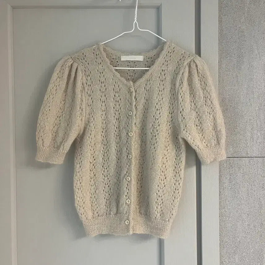 [BUNJANG] Melounge Mohair Blend Punching Puff Sleeve Short Cardigan Beige / 도매택 멜라운지 모헤어니트펀칭 퍼프버튼 반팔가디건 베이지 포스터프영띵미엘