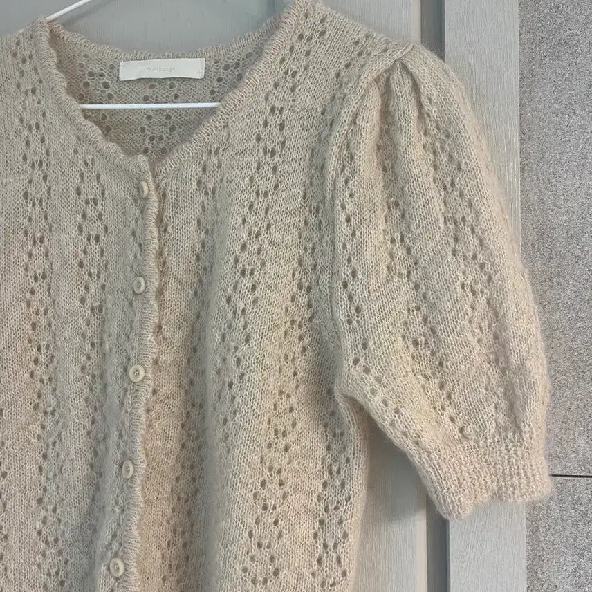 [BUNJANG] Melounge Mohair Blend Punching Puff Sleeve Short Cardigan Beige / 도매택 멜라운지 모헤어니트펀칭 퍼프버튼 반팔가디건 베이지 포스터프영띵미엘