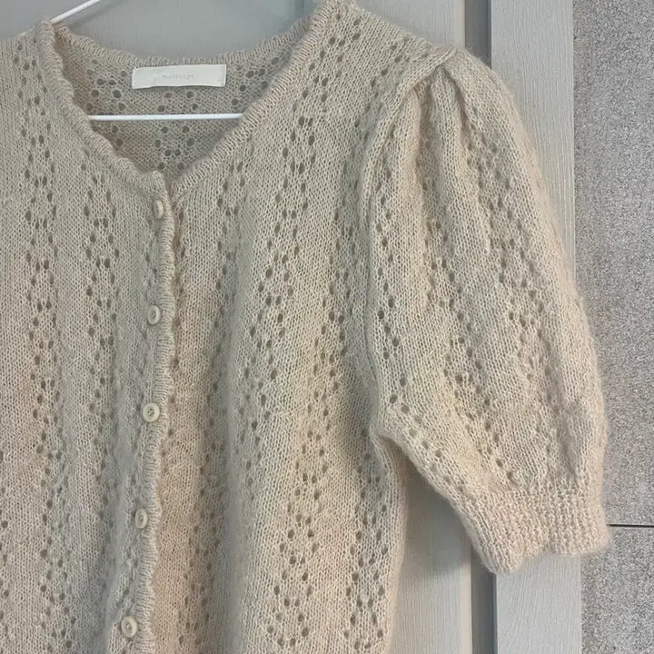 [BUNJANG] Melounge Mohair Blend Punching Puff Sleeve Short Cardigan Beige / 도매택 멜라운지 모헤어니트펀칭 퍼프버튼 반팔가디건 베이지 포스터프영띵미엘