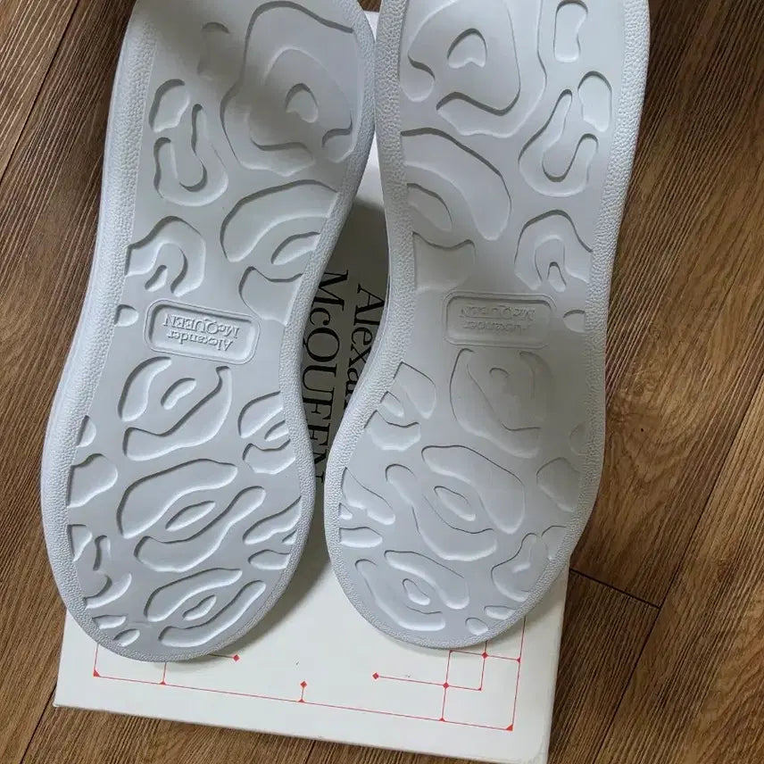 [BUNJANG] Alexander McQueen Oversized Sole Sneakers White Black Tab Size 40 / 알렉산더맥퀸 오버솔 스니커즈 화이트 블랙탭 40size