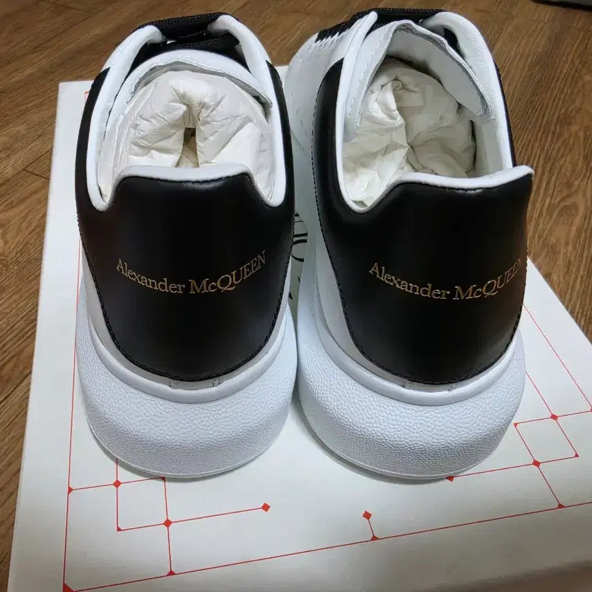 [BUNJANG] Alexander McQueen Oversized Sole Sneakers White Black Tab Size 40 / 알렉산더맥퀸 오버솔 스니커즈 화이트 블랙탭 40size