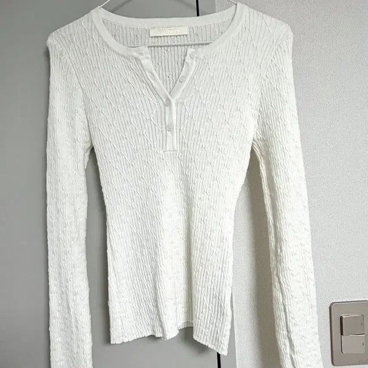 [BUNJANG] New New White Button Top / 뉴뉴 화이트 버튼 탑