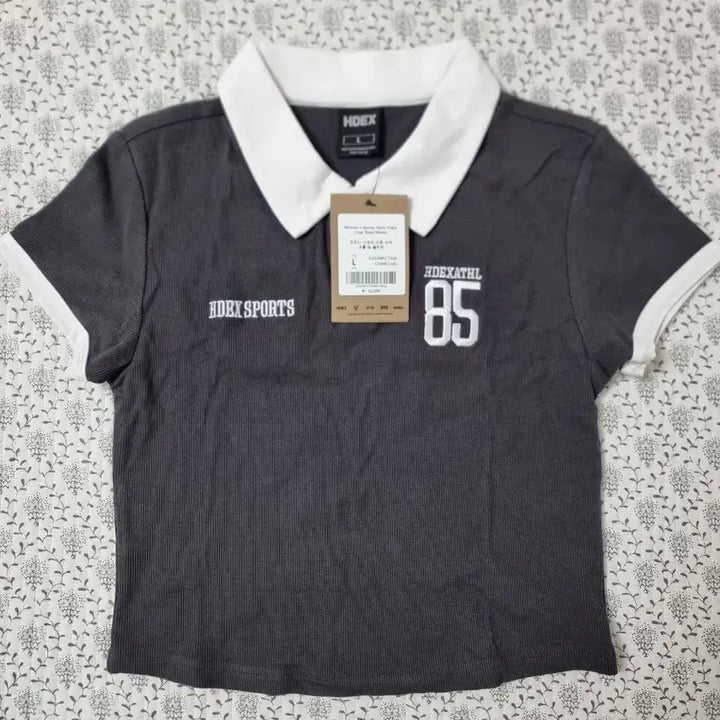 [SOLD OUT] HDEX 우먼스 스포티 오픈 피케 크롭 숏 슬리브 차콜 L