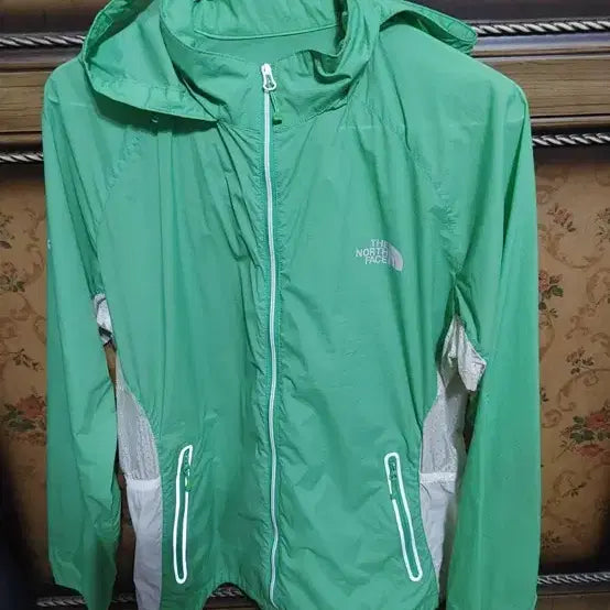 [BUNJANG] The North Face Green Hooded Windbreaker Jacket / 노스페이스 그린 바람막이 후드 자켓