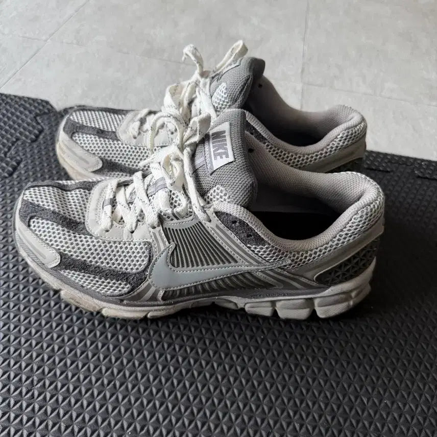 [BUNJANG] Nike Zoom Vomero 5 Grey Sneakers (275) / 나이키 줌 Vomero 5 회색 운동화275