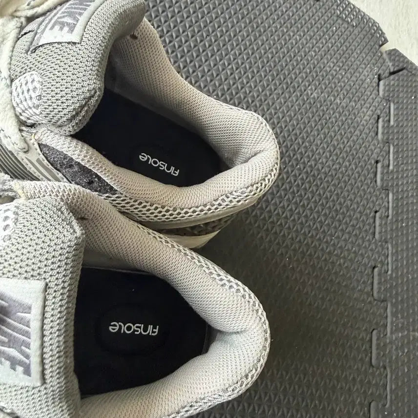 [BUNJANG] Nike Zoom Vomero 5 Grey Sneakers (275) / 나이키 줌 Vomero 5 회색 운동화275