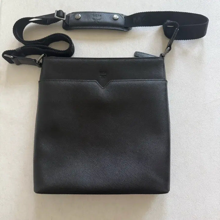[BUNJANG] MCM Leather Shoulder Bag Crossbody Bag / MCM 가죽 숄더백 크로스백(정품)