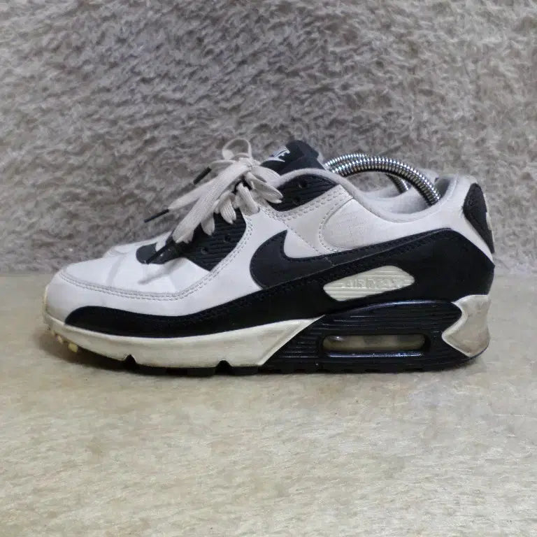 [SOLD OUT] 후루룩구제 255 나이키 에어맥스90 흰검 운동화 260503