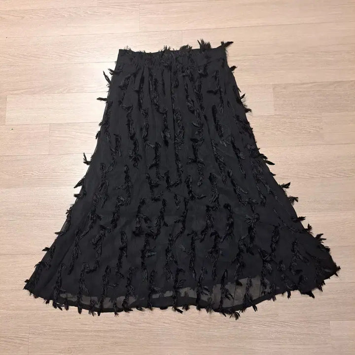 [BUNJANG] Black Full Skirt with Feather Detail (Size 55) / 블랙 훌 스커트 깃털 장식사이즈55