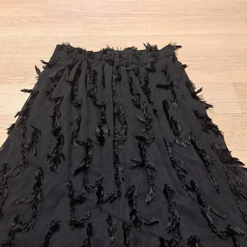 [BUNJANG] Black Full Skirt with Feather Detail (Size 55) / 블랙 훌 스커트 깃털 장식사이즈55