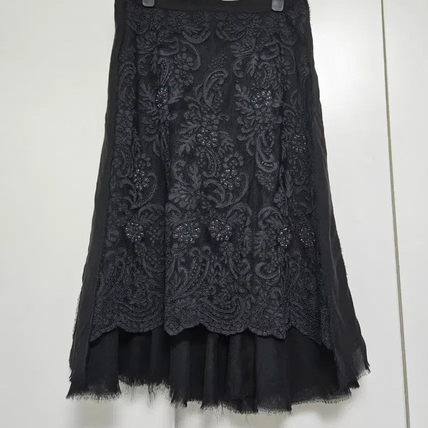 [BUNJANG] Jin Taek Ok Black Lace Beaded Skirt / 진태옥 블랙 레이스 비즈 스커트 (73)