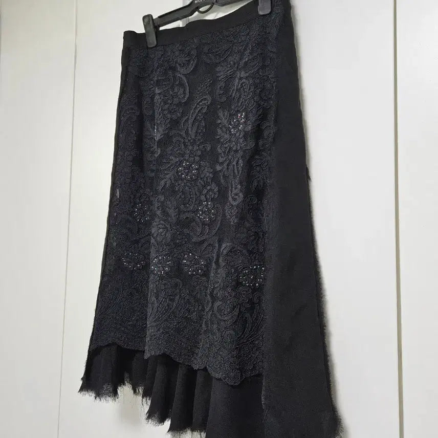 [BUNJANG] Jin Taek Ok Black Lace Beaded Skirt / 진태옥 블랙 레이스 비즈 스커트 (73)