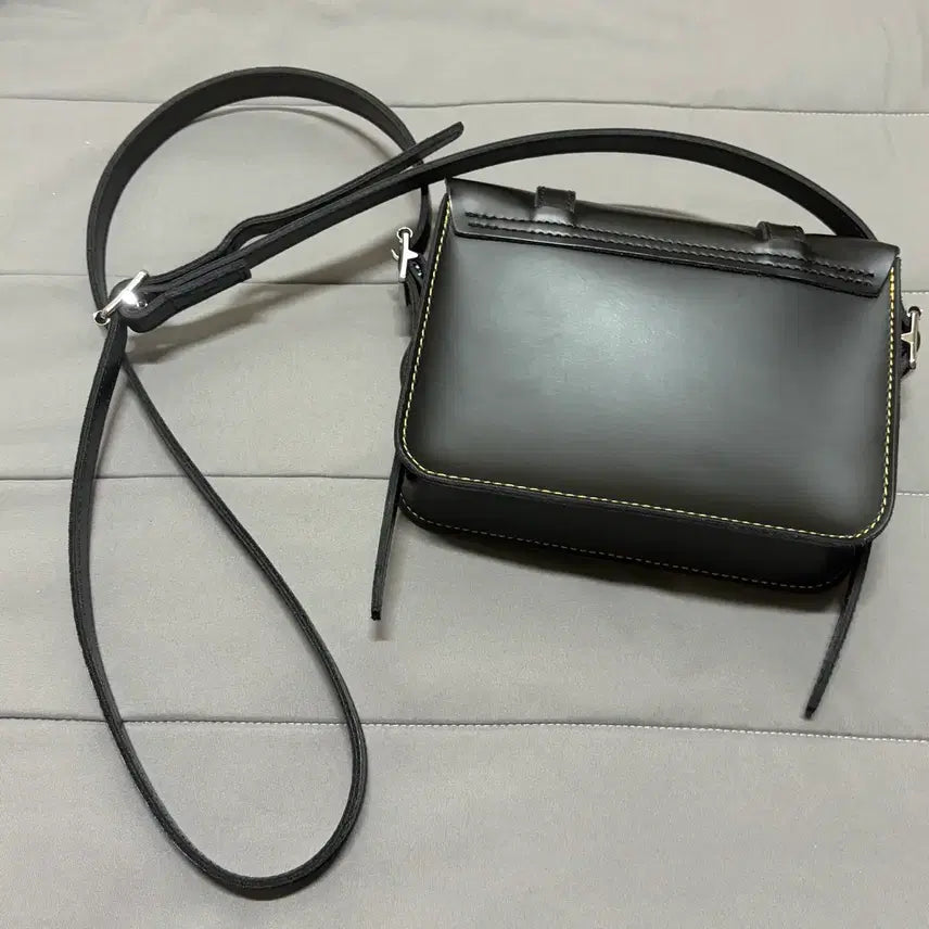 [BUNJANG] Dr. Martens 7-Inch Leather Satchel Bag Black / 닥터마틴 7인치 레더 사첼백 블랙