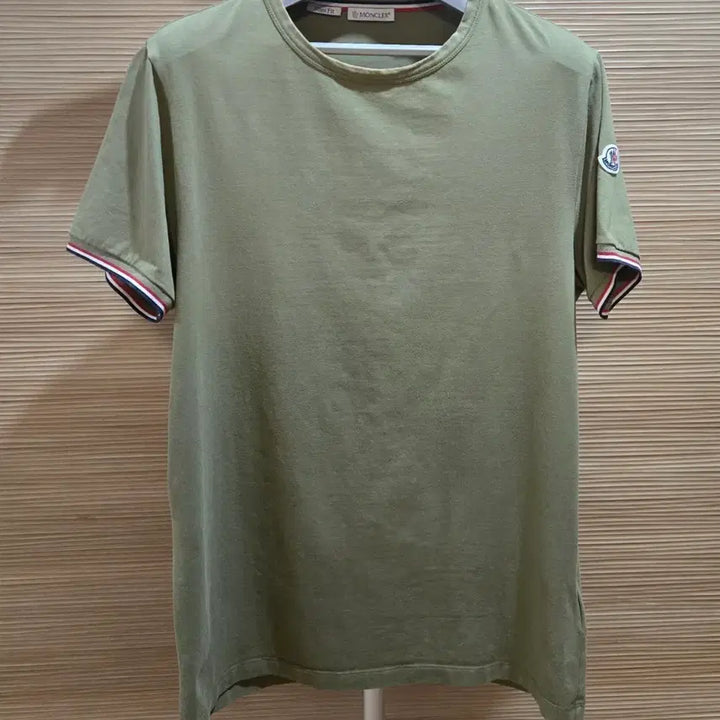 [BUNJANG] Moncler Applique Short Sleeve T-Shirt Khaki M / 매장판 몽클레어 와펜 반팔티 M