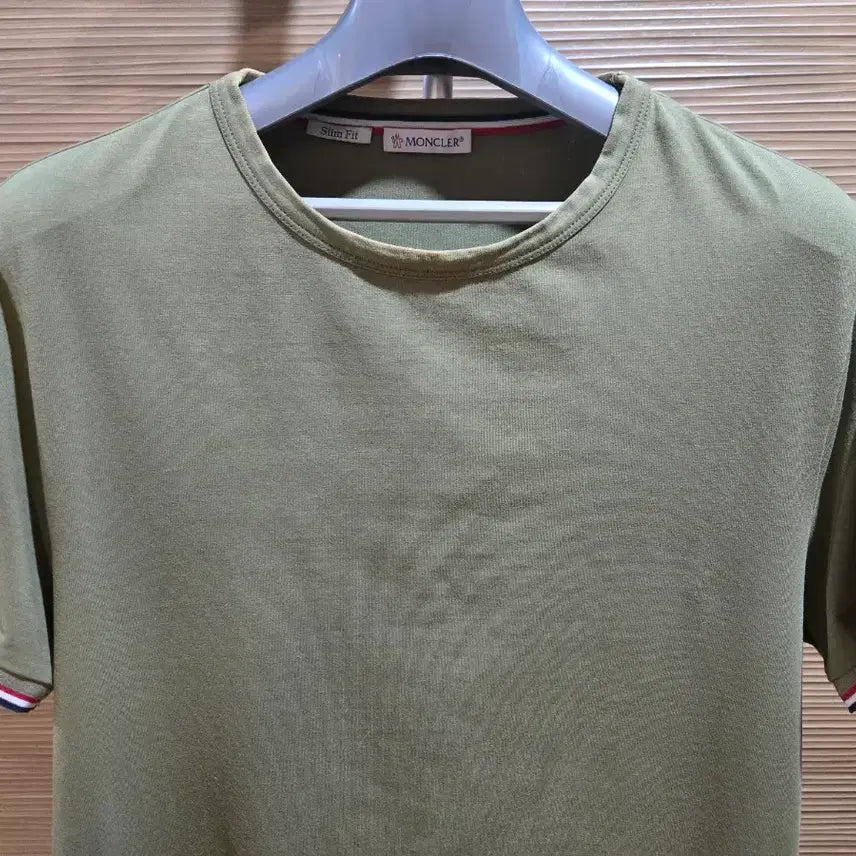 [BUNJANG] Moncler Applique Short Sleeve T-Shirt Khaki M / 매장판 몽클레어 와펜 반팔티 M