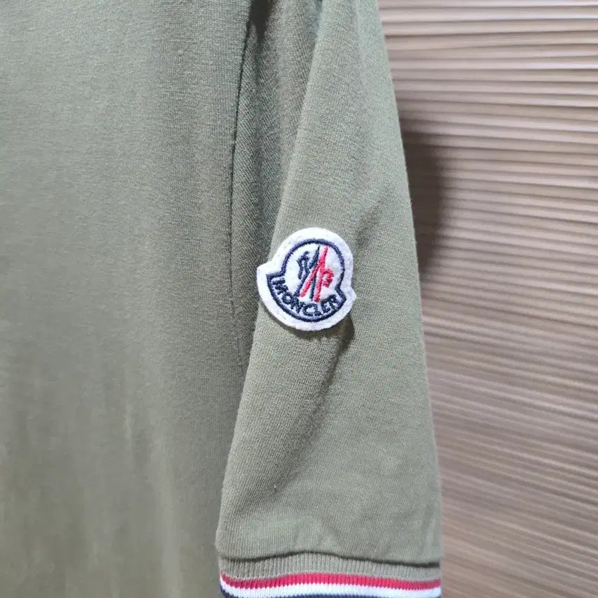 [BUNJANG] Moncler Applique Short Sleeve T-Shirt Khaki M / 매장판 몽클레어 와펜 반팔티 M