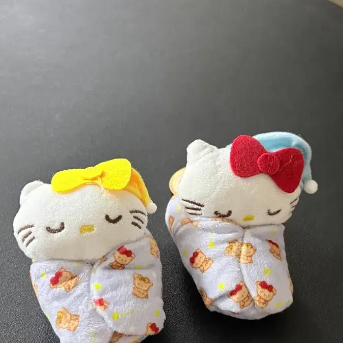 [BUNJANG] Sanrio Hello Kitty Blanket Style Keychain (Unused) / 담요 키티 키링 (미사용)