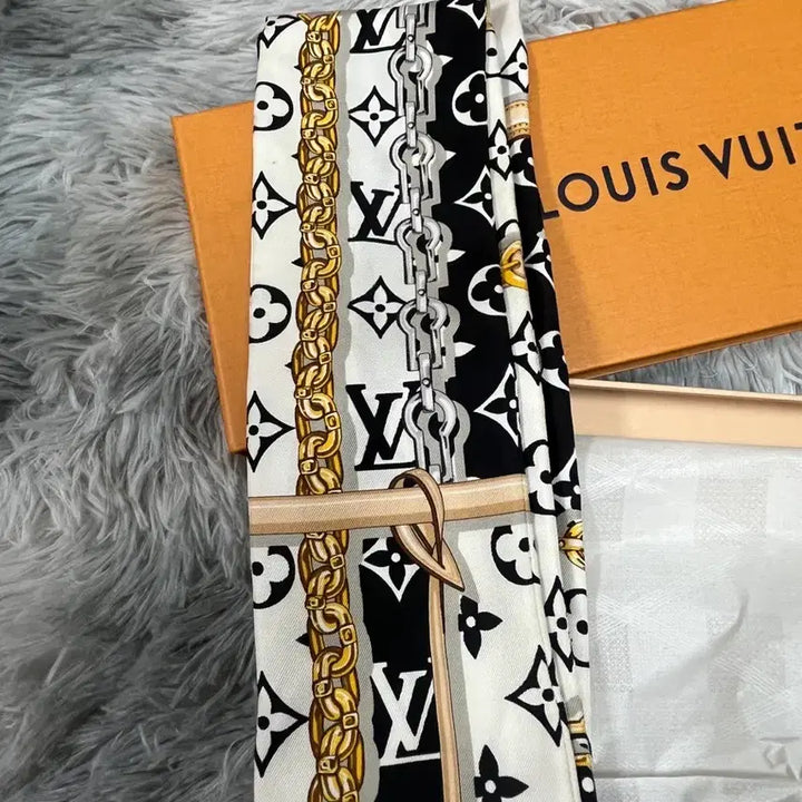 [BUNJANG] Louis Vuitton Monogram Bandana Scarf / 루이비통 모노그램 방도 스카프 판매합니다